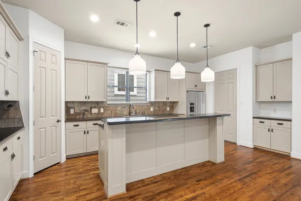 $2,975 | 1605 West 14th Street, Houston, TX 77008