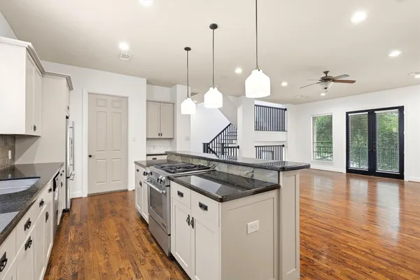$2,975 | 1605 West 14th Street, Houston, TX 77008