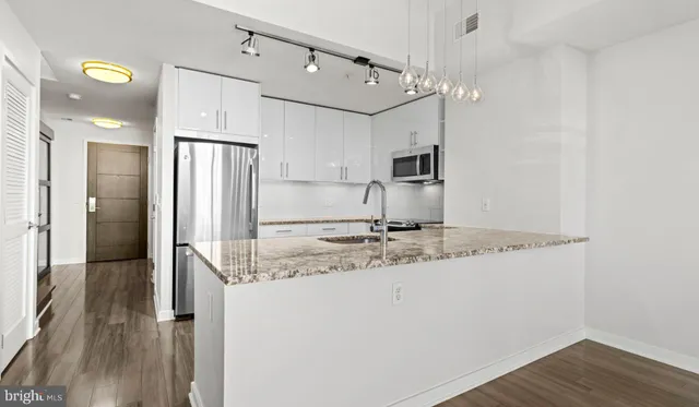 $2,462 | 8300 Wisconsin Avenue, Unit 1B1918, Bethesda, MD 20814