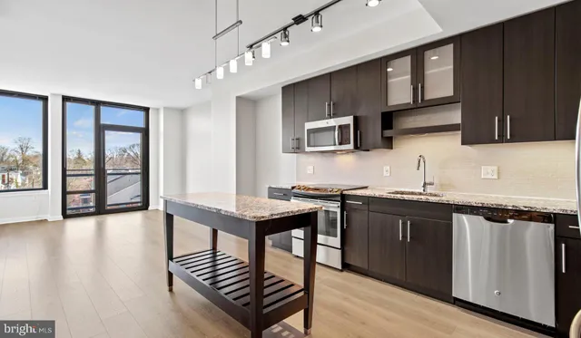 $2,462 | 8300 Wisconsin Avenue, Unit 1B1918, Bethesda, MD 20814