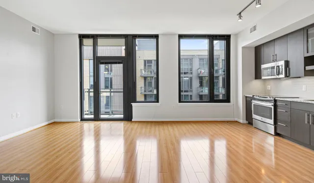 $2,462 | 8300 Wisconsin Avenue, Unit 1B1918, Bethesda, MD 20814