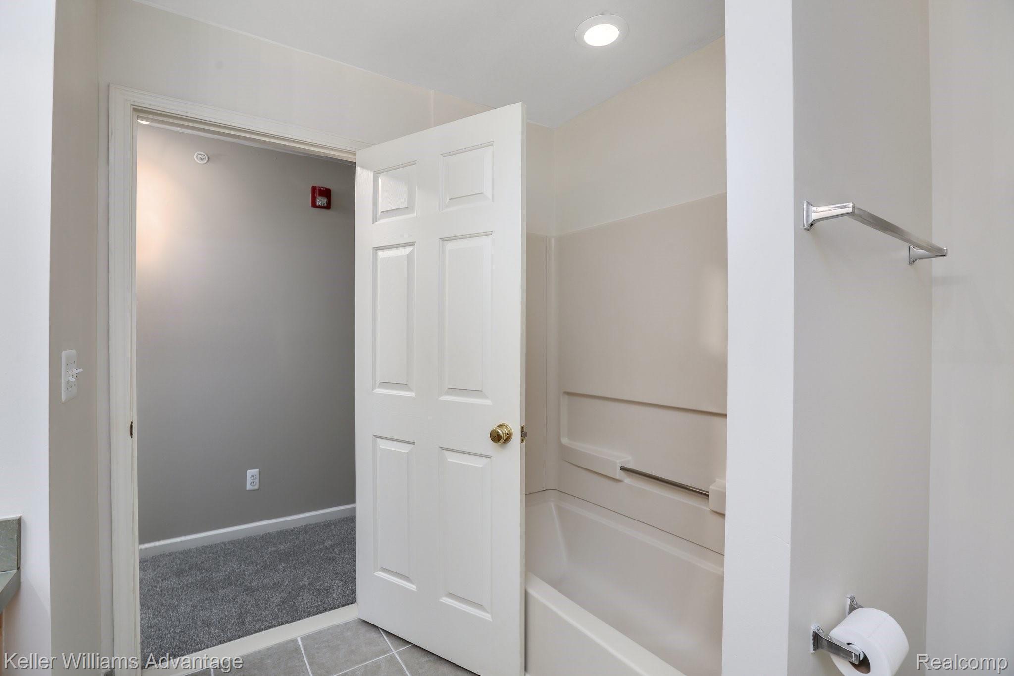 17030 Farmington Road, Unit 106 Livonia, MI 48154 - Photo 16 of 21 18-web-or-mls-17030 Farmington Rd0017.jpg