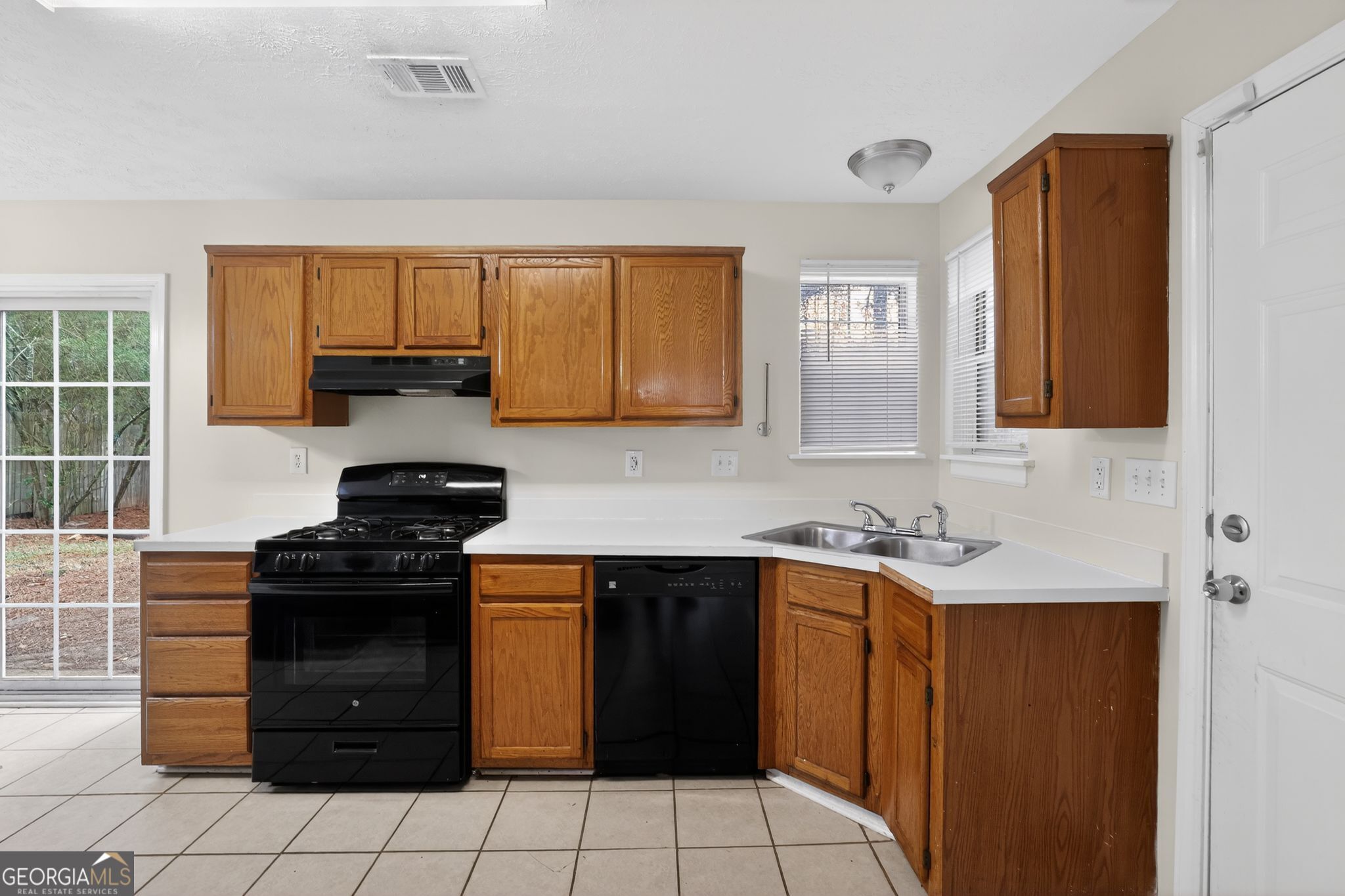 5635 Hunters Crossing Court Lithonia, GA 30038 - Photo 18 of 35 a kitchen with a sink and a stove