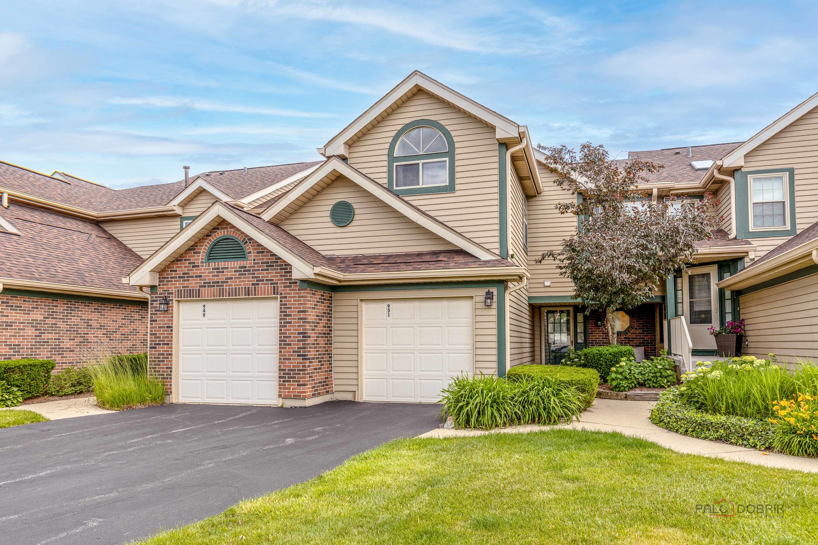951 Ridgefield Lane Wheeling, IL 60090 - Photo 1 of 24