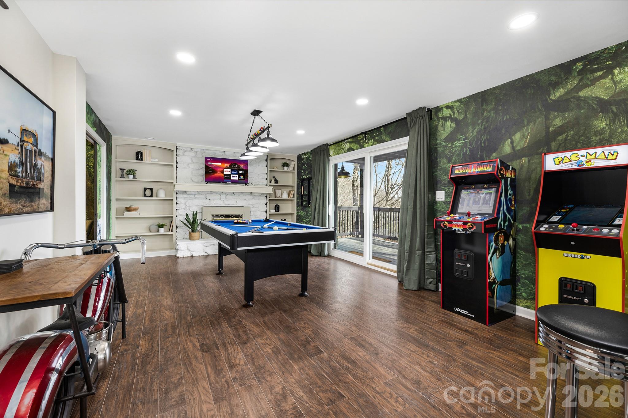 556-558 Thorncliff Drive Seven Devils, NC 28604 - Photo 18 of 48 a living room with furniture and a flat screen tv