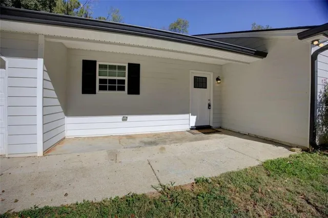 a view of backyard of the house