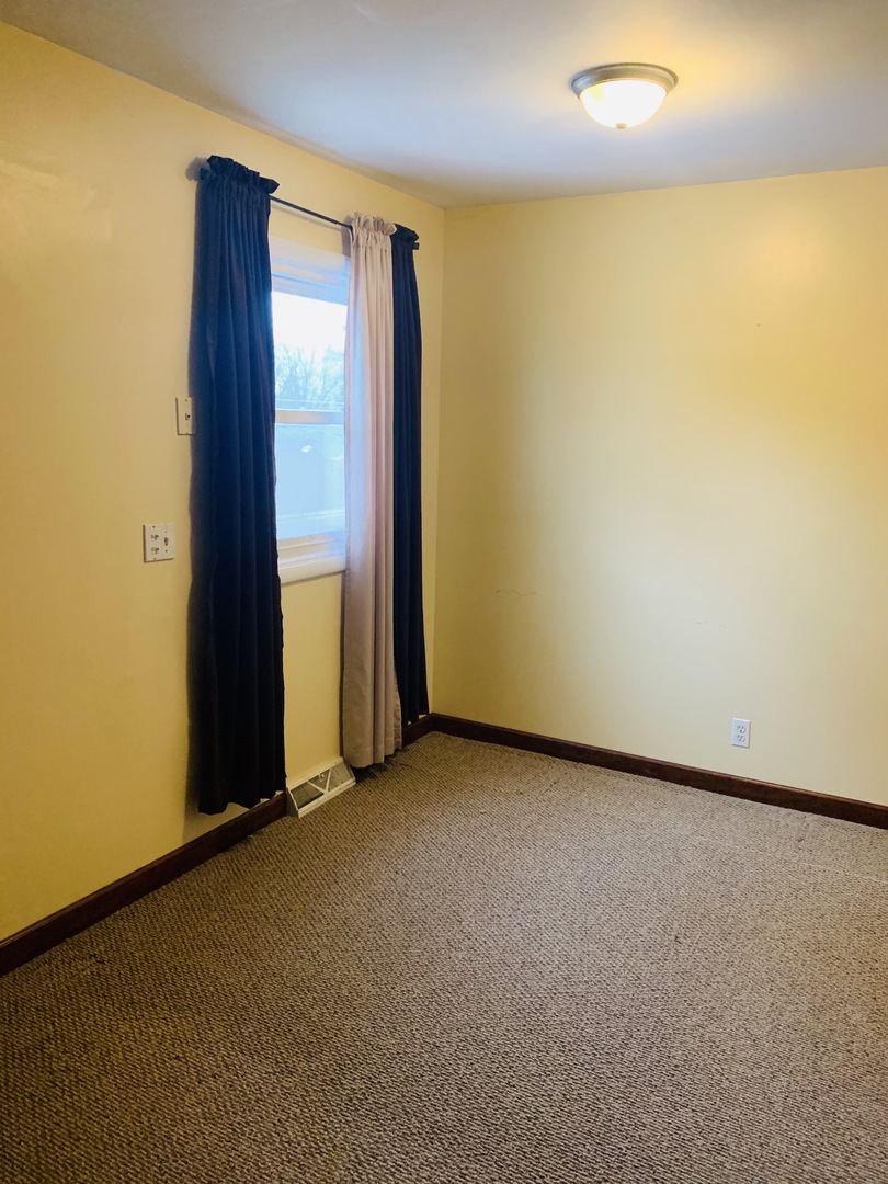 23 Surrey Road Montgomery, IL 60538 - Photo 12 of 22 an empty room with window