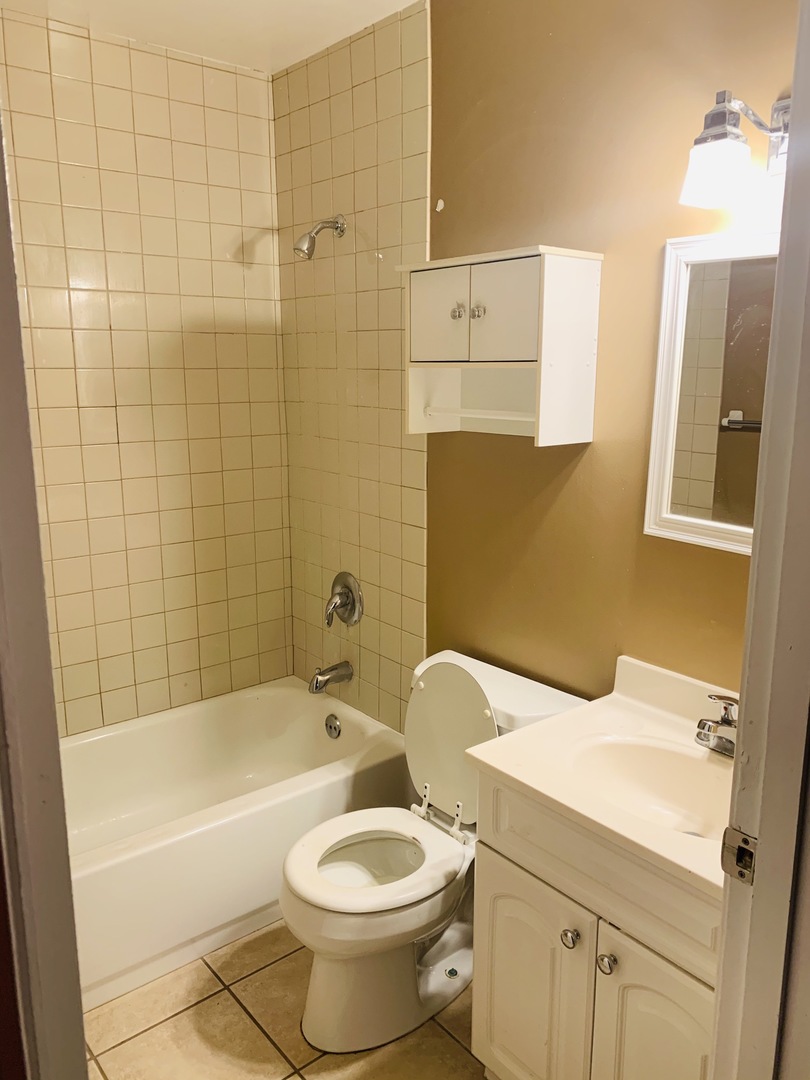 23 Surrey Road Montgomery, IL 60538 - Photo 15 of 22 a bathroom with a sink toilet and shower