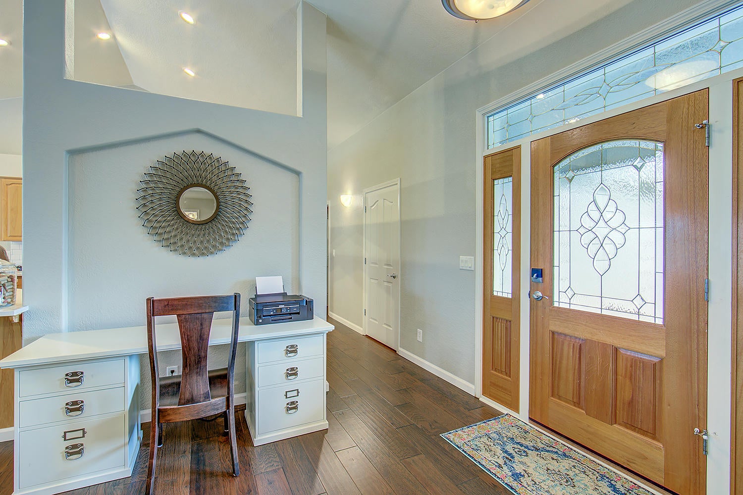 509 Ridgeway Avenue Central Point, OR 97502 - Photo 6 of 32 Front Door Inside