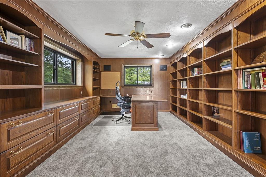 1000 Pleasant Hill Road Wexford, PA 15090 - Photo 18 of 37 a room with furniture and window