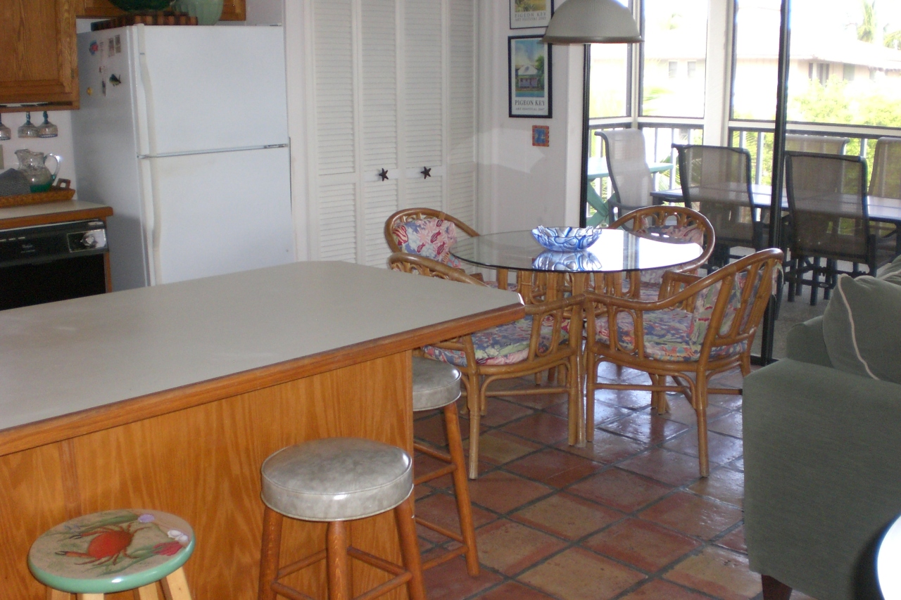 275 Blackbeard Road Summerland Key, FL 33042 - Photo 13 of 26 kitchen bar