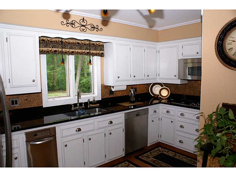 156 Pippin Orchard Road Cranston, RI 02921 - Photo 11 of 19 Kitchen.