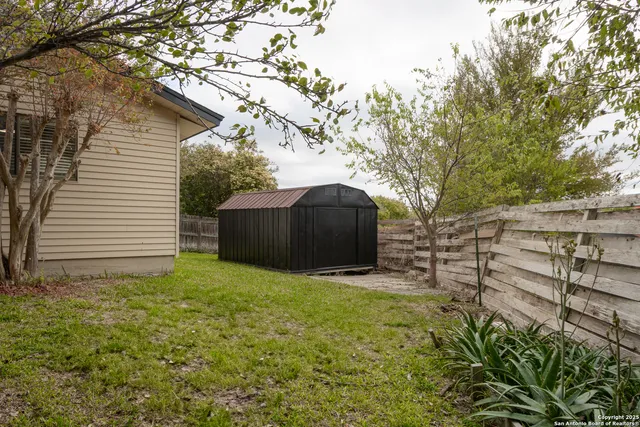 a view of a backyard
