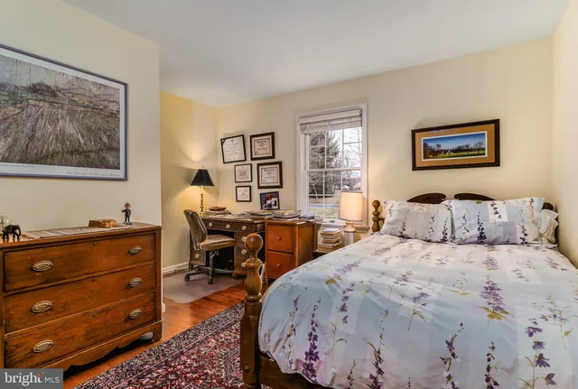 a bed room with two bed and a desk