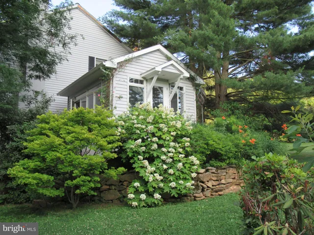 a view of yard with green space