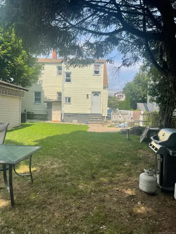 a view of a backyard