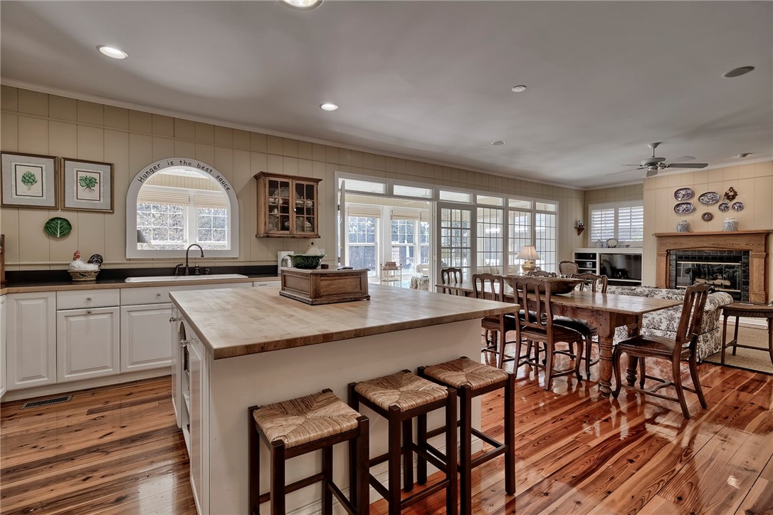 1 Lakeside Drive Salem, SC 29676 - Photo 14 of 50 Breakfast Bar Island