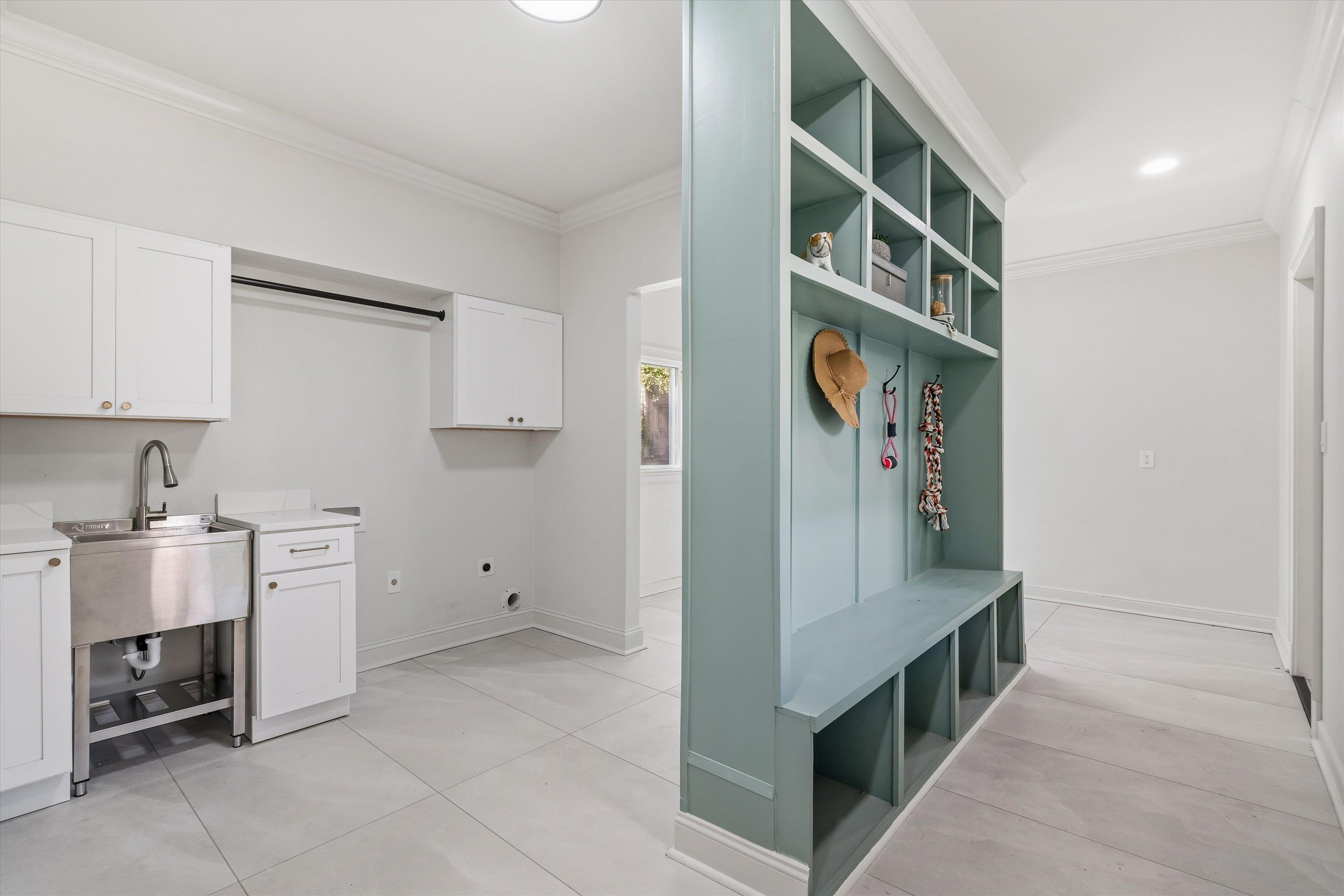 159 Perkins Extension Memphis, TN 38117 - Photo 32 of 37 a hallway with cabinets