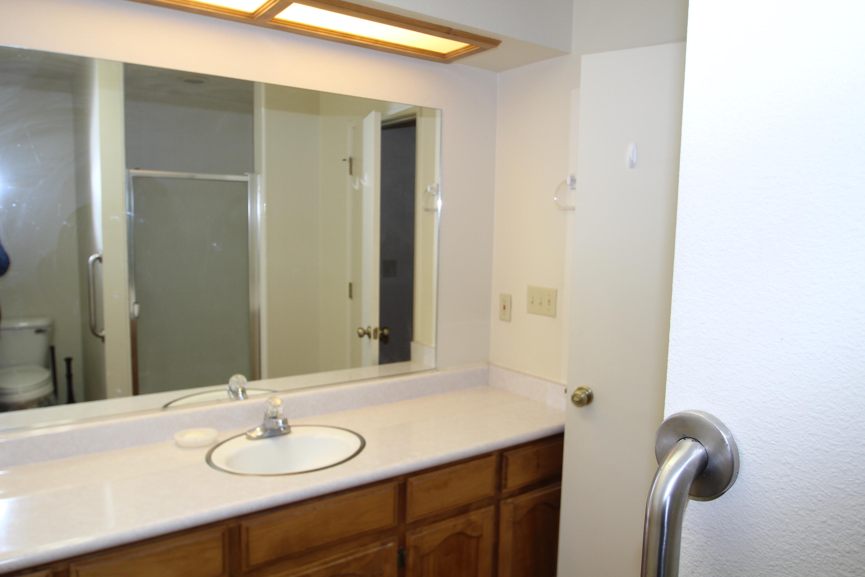 265 Pierpoint Drive Springville, CA 93265 - Photo 17 of 49 Master bath