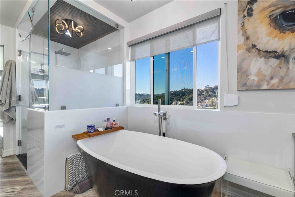 8215 Bass Point Road Bradley, CA 93426 - Photo 48 of 60 Primary soaking/whirlpool tub