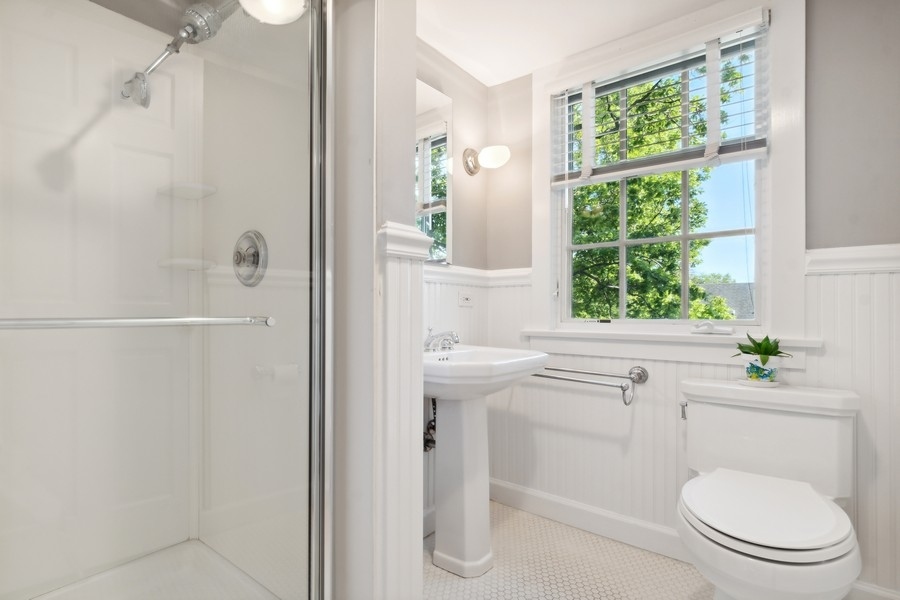 45 Warwick Road Winnetka, IL 60093 - Photo 21 of 32 a bathroom with a toilet a sink a shower and windows