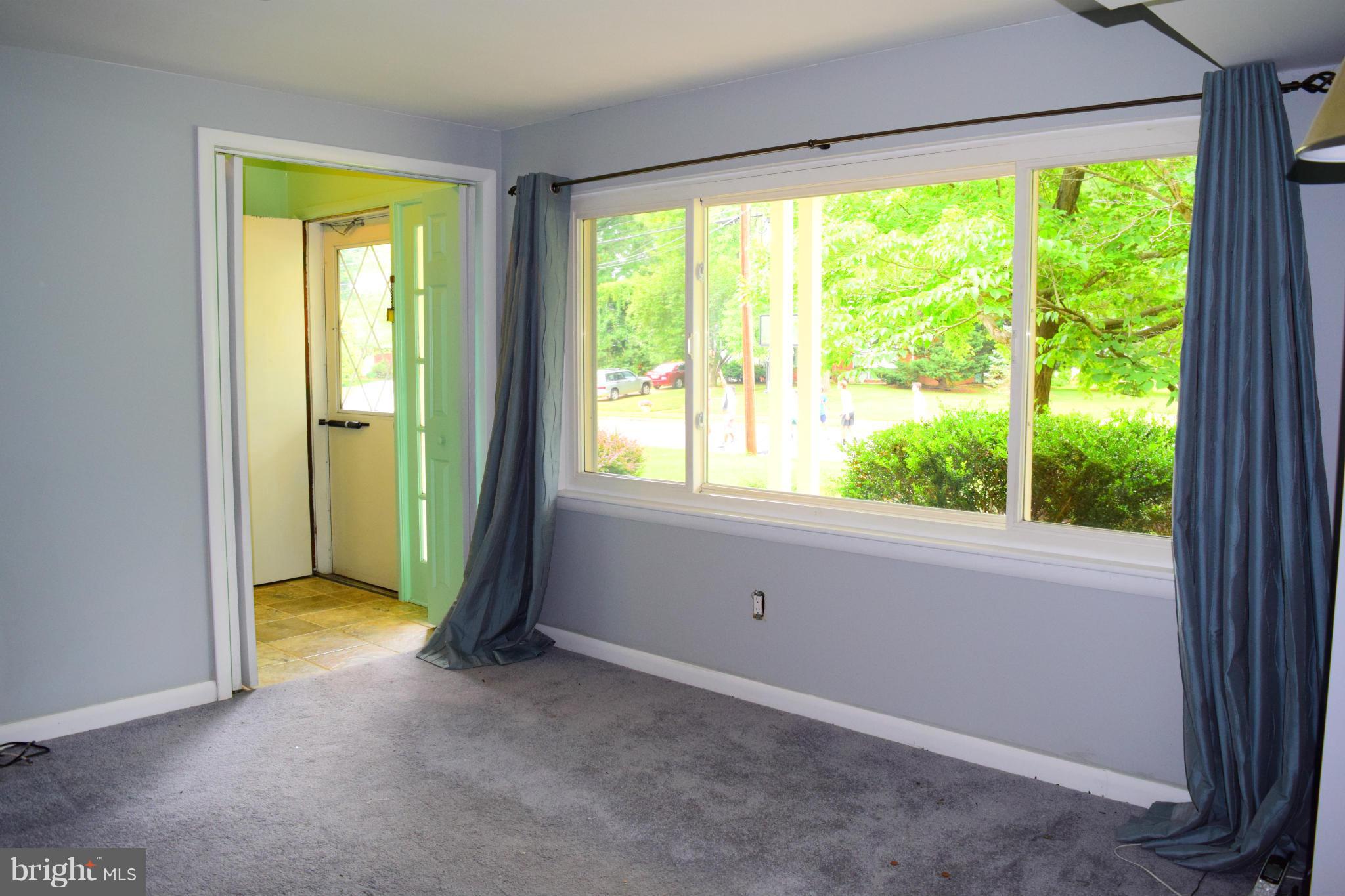8809 Battery Road Alexandria, VA 22308 - Photo 11 of 27 Entry foyer into Family room