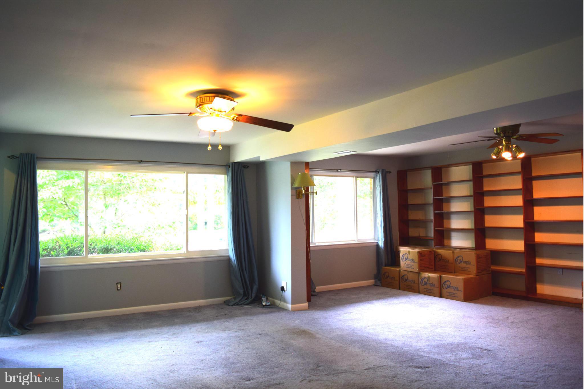 8809 Battery Road Alexandria, VA 22308 - Photo 12 of 27 Family Room