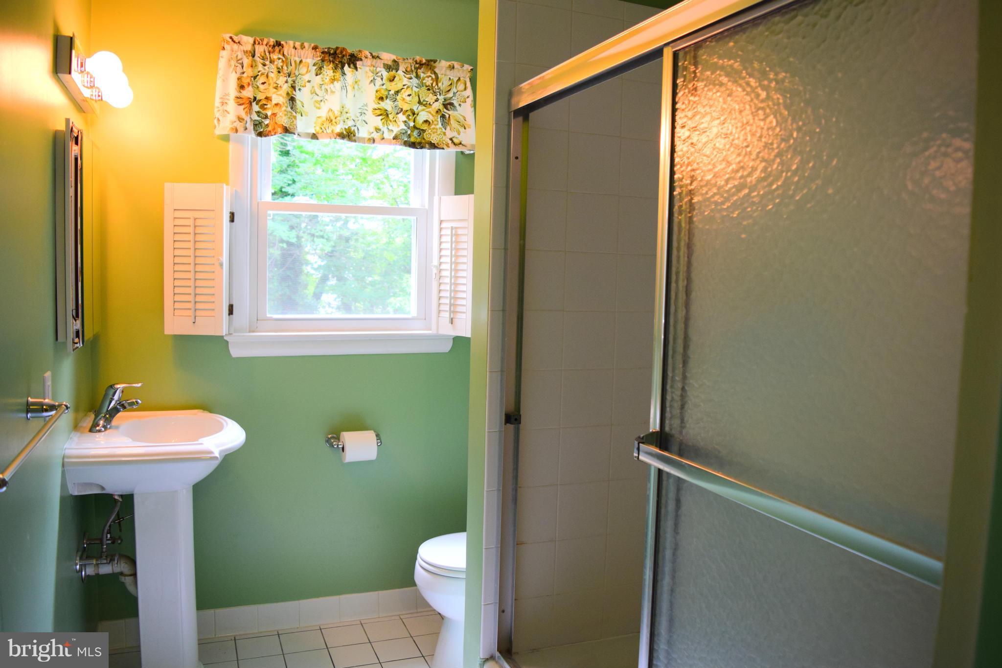 8809 Battery Road Alexandria, VA 22308 - Photo 20 of 27 Upstairs Bath