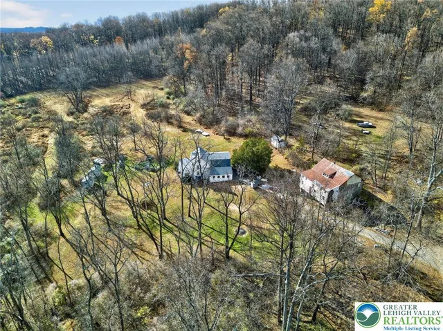 a view of a houses with a yard