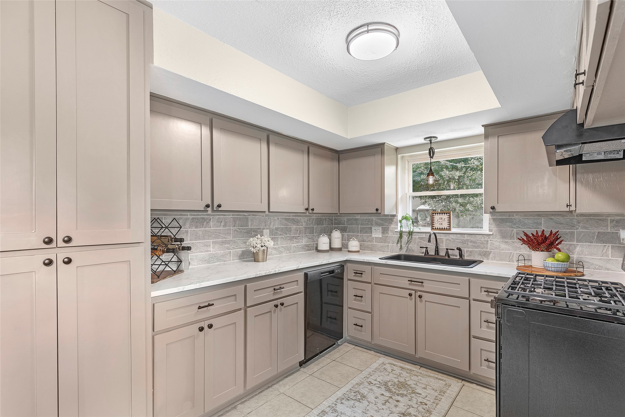 906 Broad Ripple Drive Huffman, TX 77336 - Photo 12 of 30 You'll love the new finishes in the kitchen.