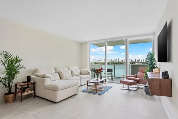 $4,300 | 1200 West Avenue, Unit 604, Miami Beach, FL 33139
