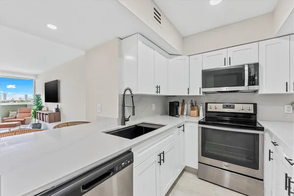 $4,300 | 1200 West Avenue, Unit 604, Miami Beach, FL 33139