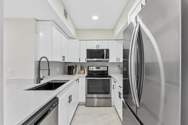 $4,300 | 1200 West Avenue, Unit 604, Miami Beach, FL 33139