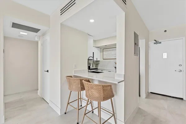 $4,300 | 1200 West Avenue, Unit 604, Miami Beach, FL 33139