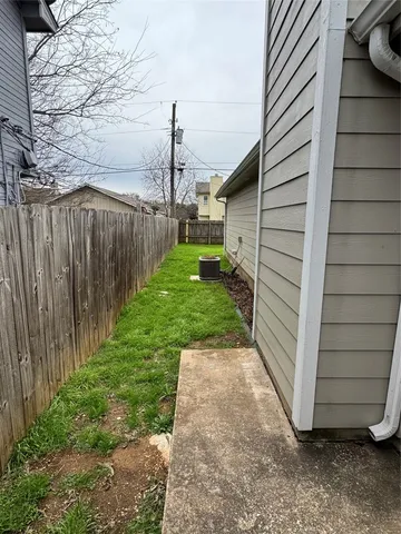 a view of a back yard