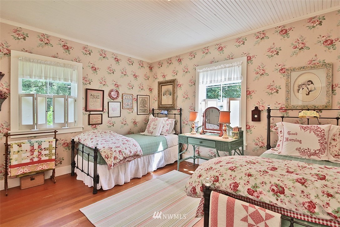 1618 & 1616 Lancaster Road Freeland, WA 98249 - Photo 12 of 40 a bedroom with a bed and wooden floor