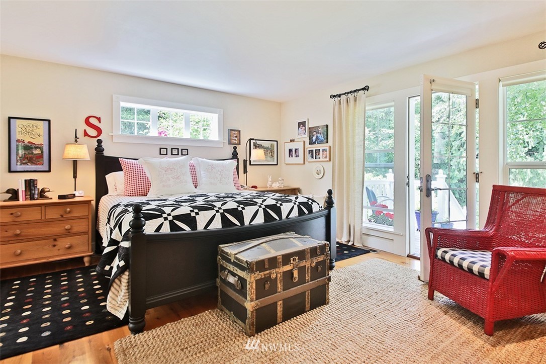 1618 & 1616 Lancaster Road Freeland, WA 98249 - Photo 13 of 40 a bed room with a bed and a couch