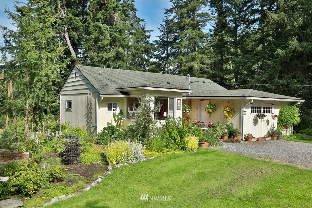 1618 & 1616 Lancaster Road Freeland, WA 98249 - Photo 17 of 40 a front view of house with yard