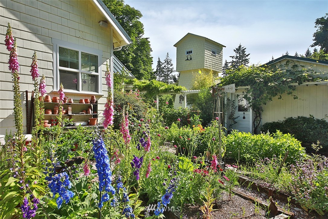 1618 & 1616 Lancaster Road Freeland, WA 98249 - Photo 19 of 40 a view of a potted plants in front of a house
