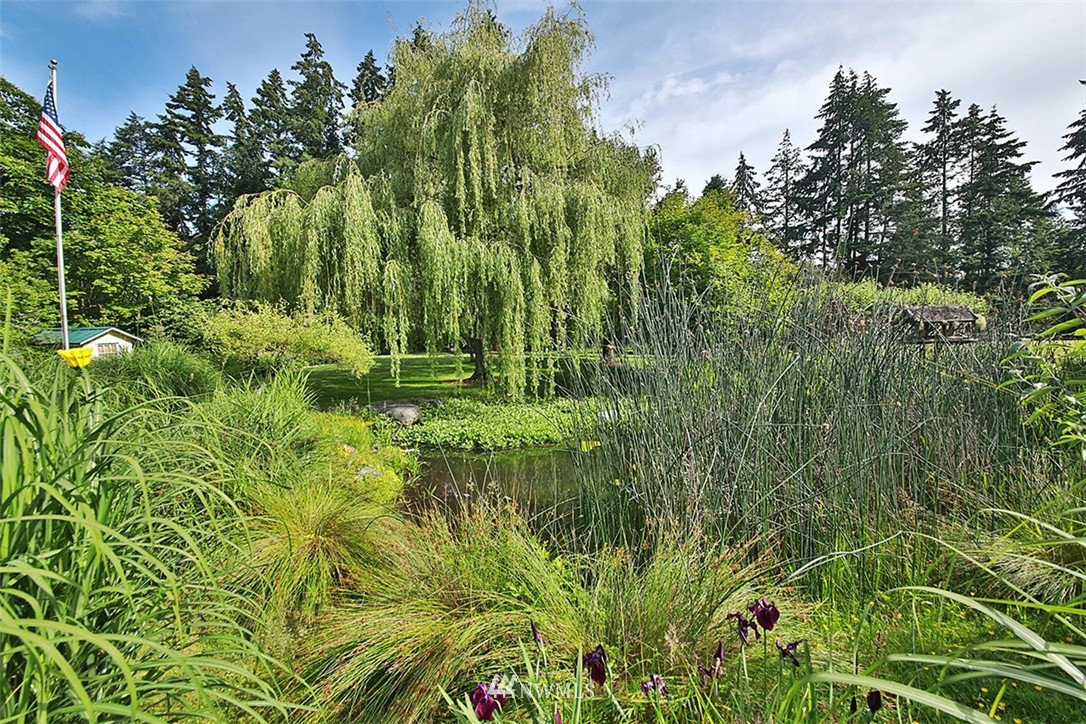 1618 & 1616 Lancaster Road Freeland, WA 98249 - Photo 29 of 40 a backyard of a house with lots of green space