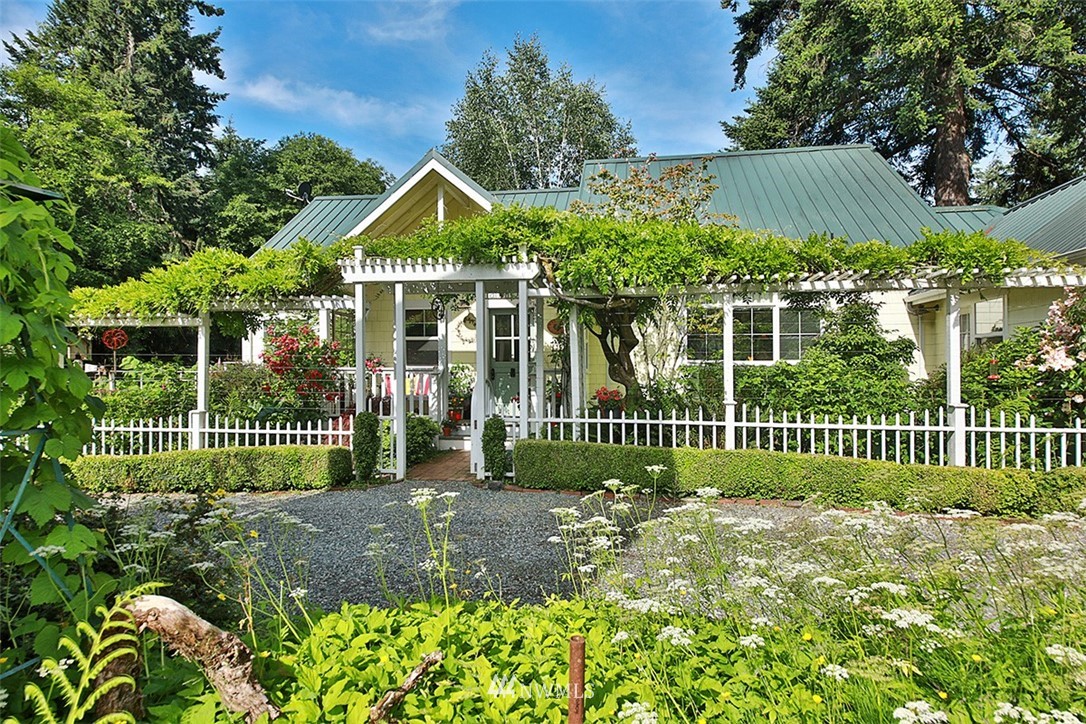 1618 & 1616 Lancaster Road Freeland, WA 98249 - Photo 4 of 40 a view of front of house with a small yard and plants