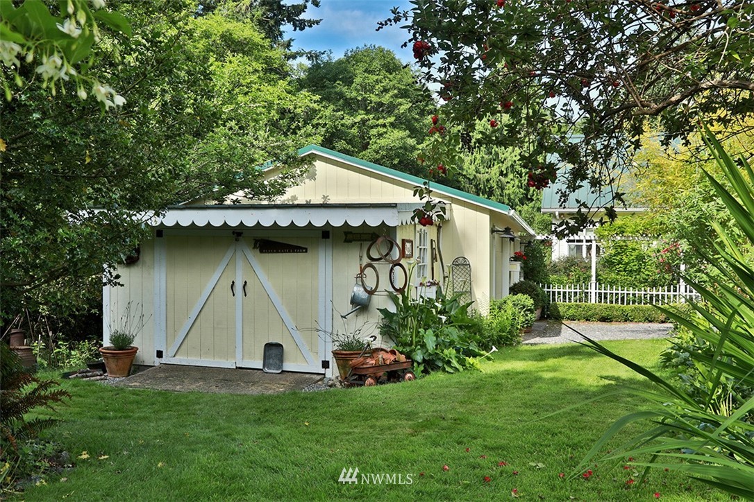 1618 & 1616 Lancaster Road Freeland, WA 98249 - Photo 31 of 40 a house that has a tree in it