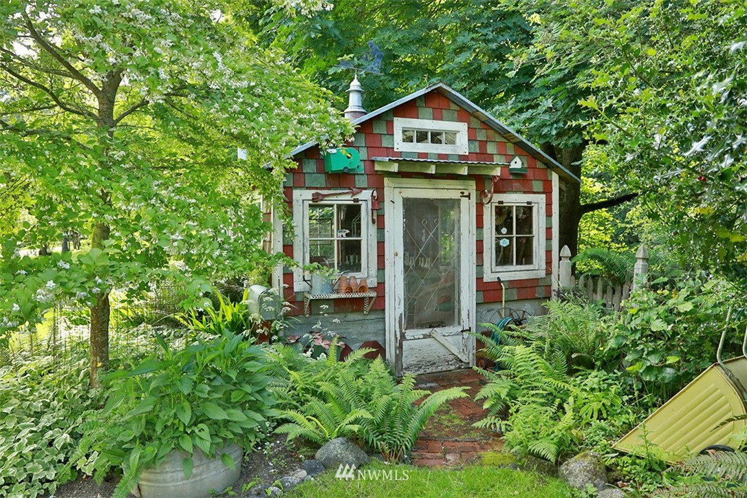 1618 & 1616 Lancaster Road Freeland, WA 98249 - Photo 32 of 40 a front view of a house with a yard