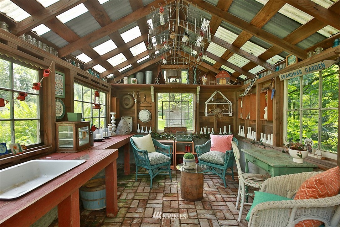 1618 & 1616 Lancaster Road Freeland, WA 98249 - Photo 33 of 40 a living room with furniture