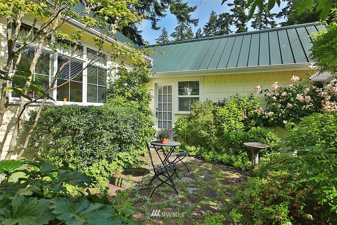 1618 & 1616 Lancaster Road Freeland, WA 98249 - Photo 36 of 40 a view of a backyard with plants and a small yard