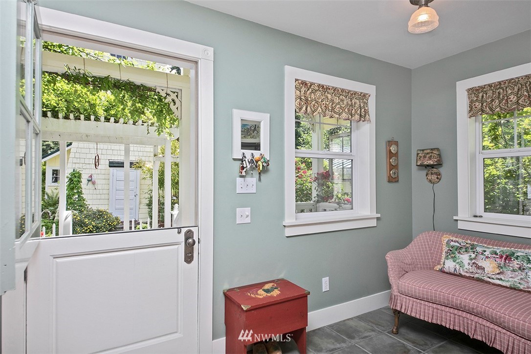 1618 & 1616 Lancaster Road Freeland, WA 98249 - Photo 5 of 40 a living room with furniture and a window