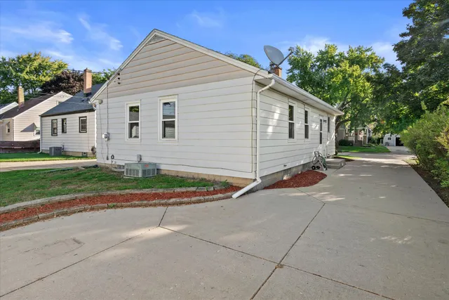 $250,000 | 1353 South 110th Street, West Allis, WI 53214