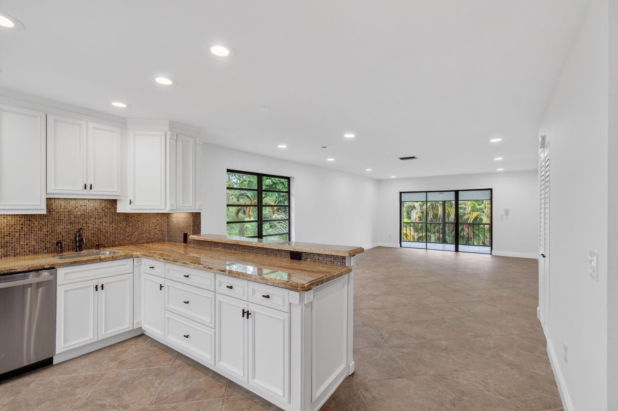 8460 Casa Del Lago, Unit 25B Boca Raton, FL 33433 - Photo 8 of 57 OPEN KITCHEN/LIVING