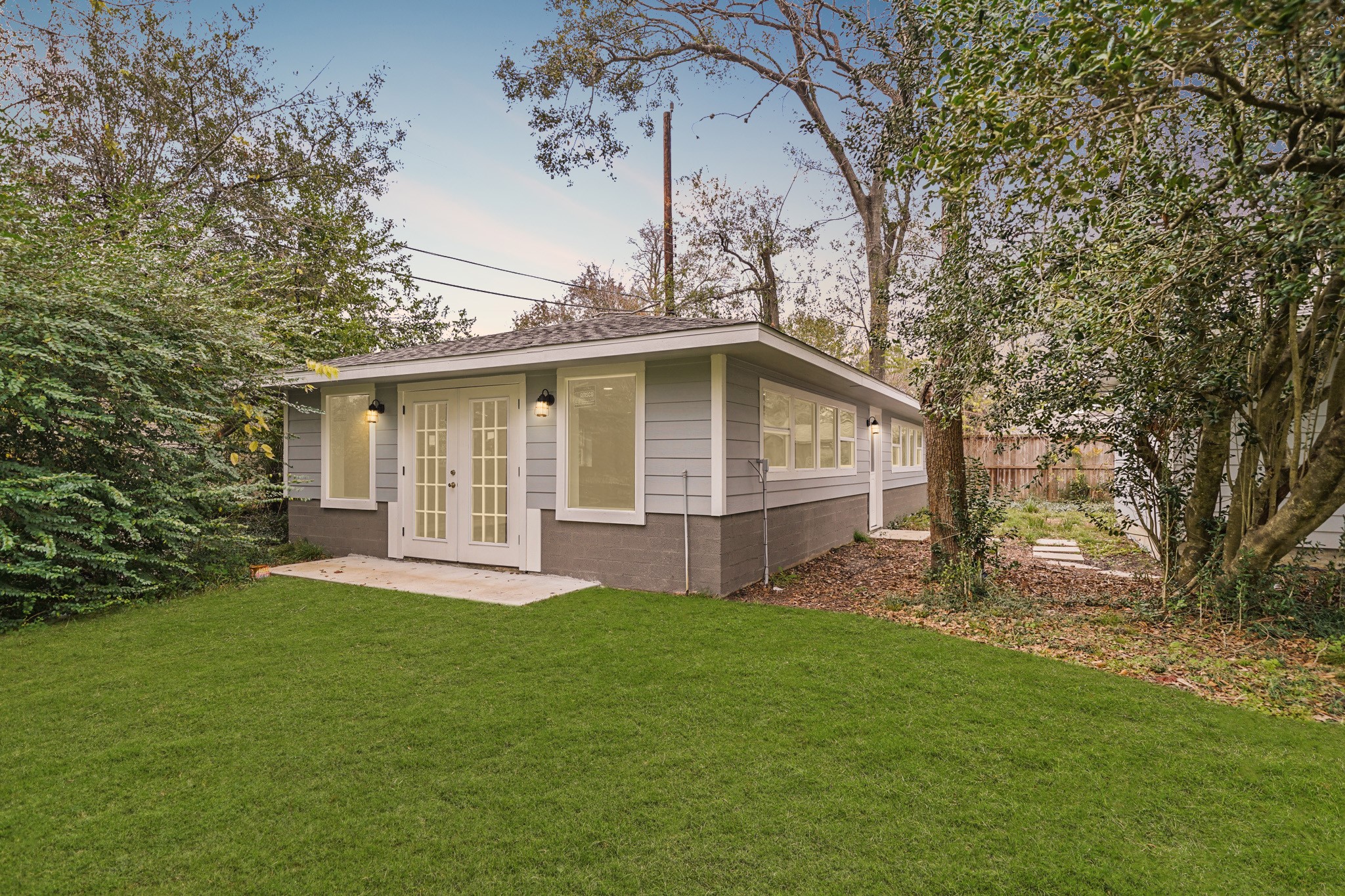 9313 Livernois Road Houston, TX 77080 - Photo 29 of 39 This spectacular guest house is fully equipped with its very own bedroom and bathroom.