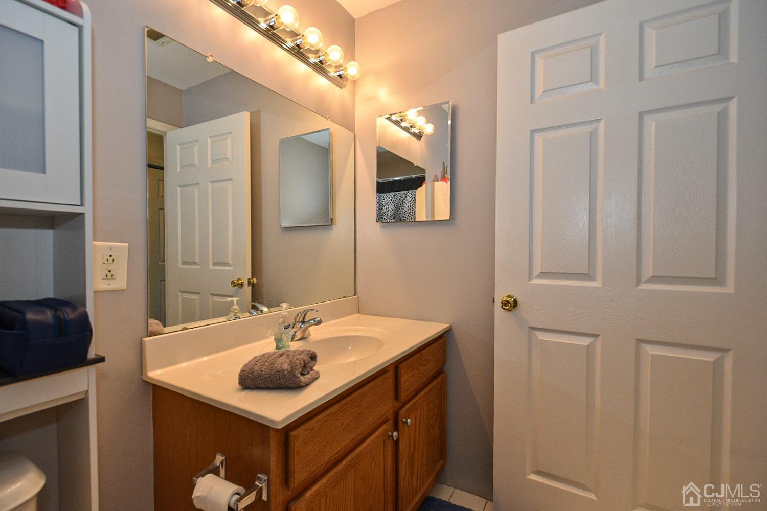 358 Rector Street, Unit 508 Perth Amboy, NJ 08861 - Photo 14 of 30 a bathroom with a sink and a mirror